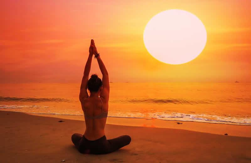 Al momento stai visualizzando Yoga al mare. Sequenze per il tramonto